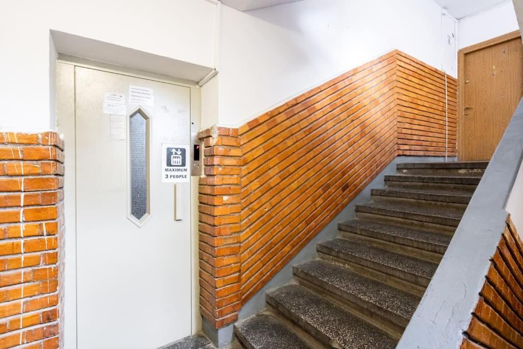 Stunning Views 2Br Midtown Flat - Charming Balcony Appartement Boekarest Buitenkant foto