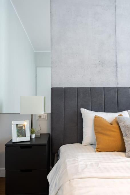 Stunning Views 2Br Midtown Flat - Charming Balcony Appartement Boekarest Buitenkant foto