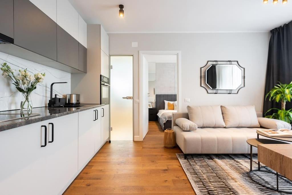 Stunning Views 2Br Midtown Flat - Charming Balcony Appartement Boekarest Buitenkant foto