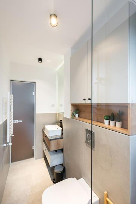 Stunning Views 2Br Midtown Flat - Charming Balcony Appartement Boekarest Buitenkant foto
