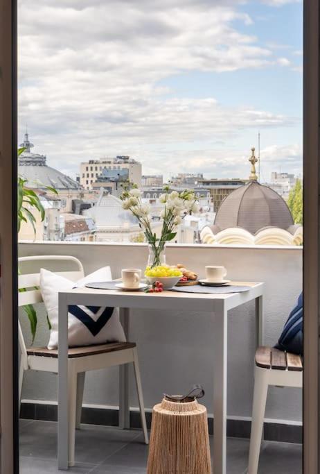 Stunning Views 2Br Midtown Flat - Charming Balcony Appartement Boekarest Buitenkant foto