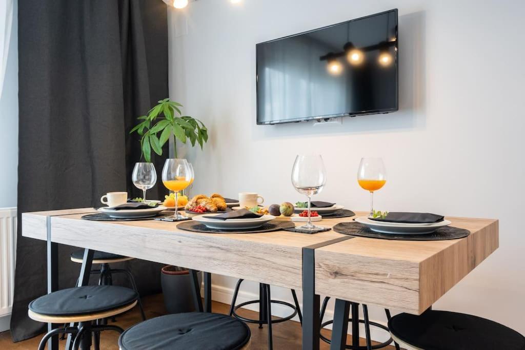 Stunning Views 2Br Midtown Flat - Charming Balcony Appartement Boekarest Buitenkant foto