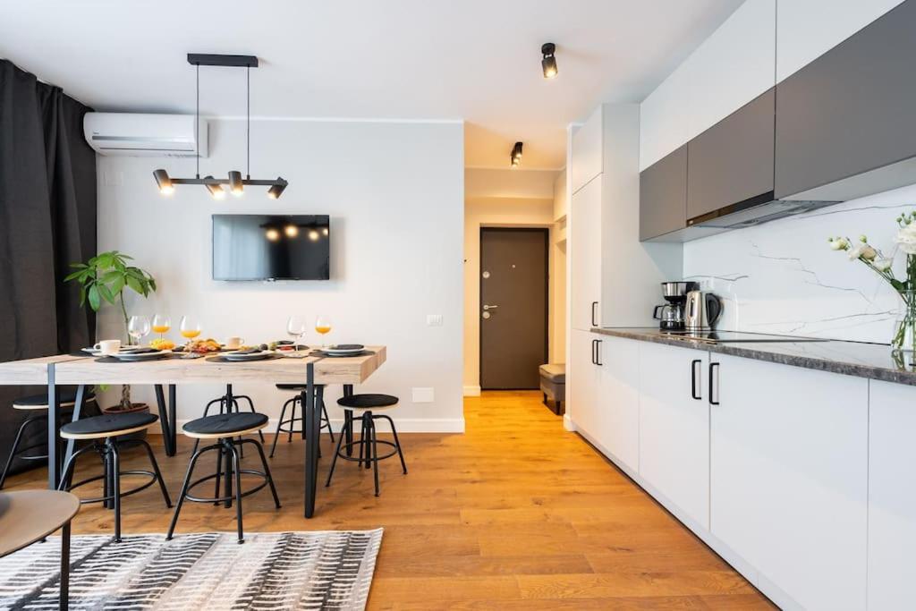Stunning Views 2Br Midtown Flat - Charming Balcony Appartement Boekarest Buitenkant foto
