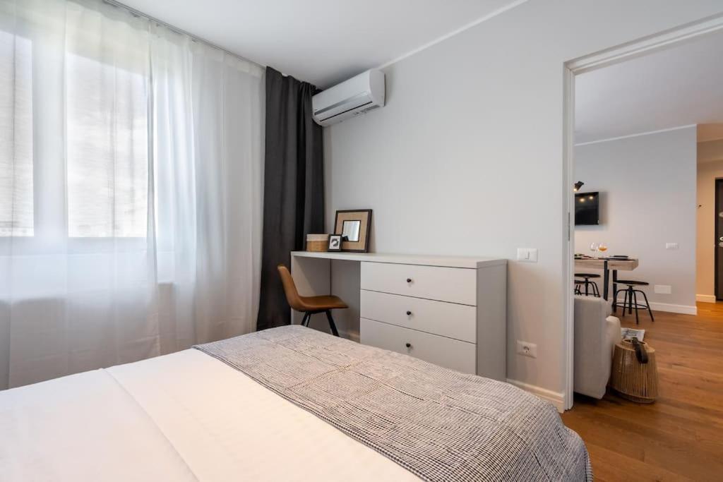 Stunning Views 2Br Midtown Flat - Charming Balcony Appartement Boekarest Buitenkant foto