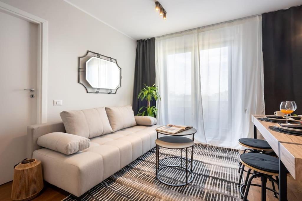 Stunning Views 2Br Midtown Flat - Charming Balcony Appartement Boekarest Buitenkant foto