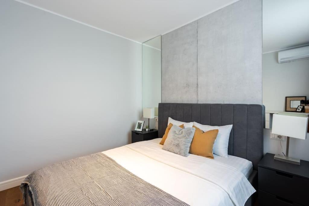 Stunning Views 2Br Midtown Flat - Charming Balcony Appartement Boekarest Buitenkant foto