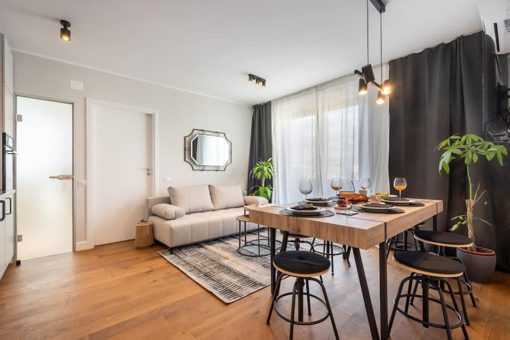 Stunning Views 2Br Midtown Flat - Charming Balcony Appartement Boekarest Buitenkant foto