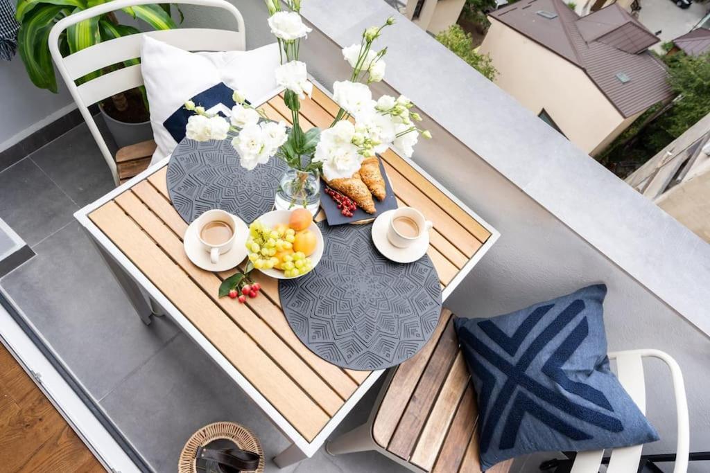 Stunning Views 2Br Midtown Flat - Charming Balcony Appartement Boekarest Buitenkant foto