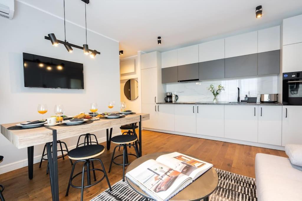 Stunning Views 2Br Midtown Flat - Charming Balcony Appartement Boekarest Buitenkant foto