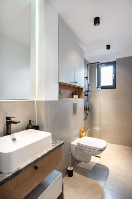 Stunning Views 2Br Midtown Flat - Charming Balcony Appartement Boekarest Buitenkant foto
