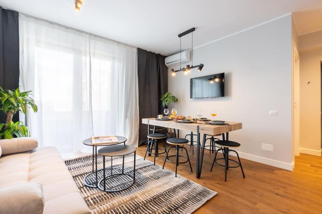 Stunning Views 2Br Midtown Flat - Charming Balcony Appartement Boekarest Buitenkant foto
