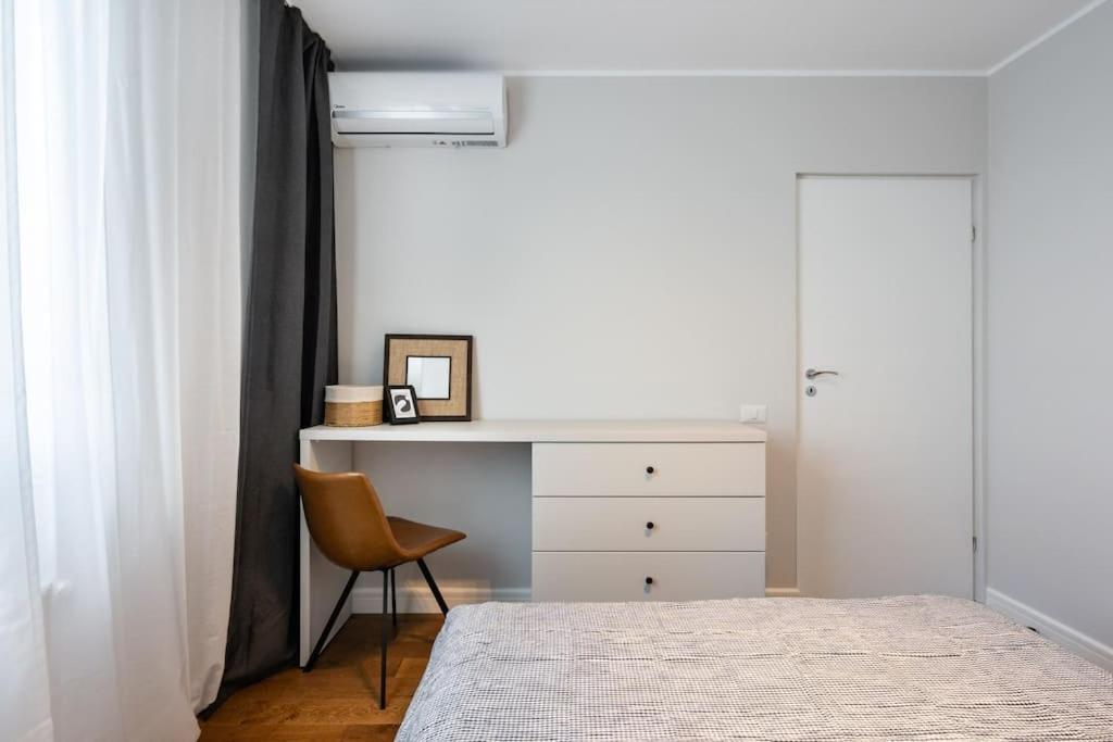 Stunning Views 2Br Midtown Flat - Charming Balcony Appartement Boekarest Buitenkant foto