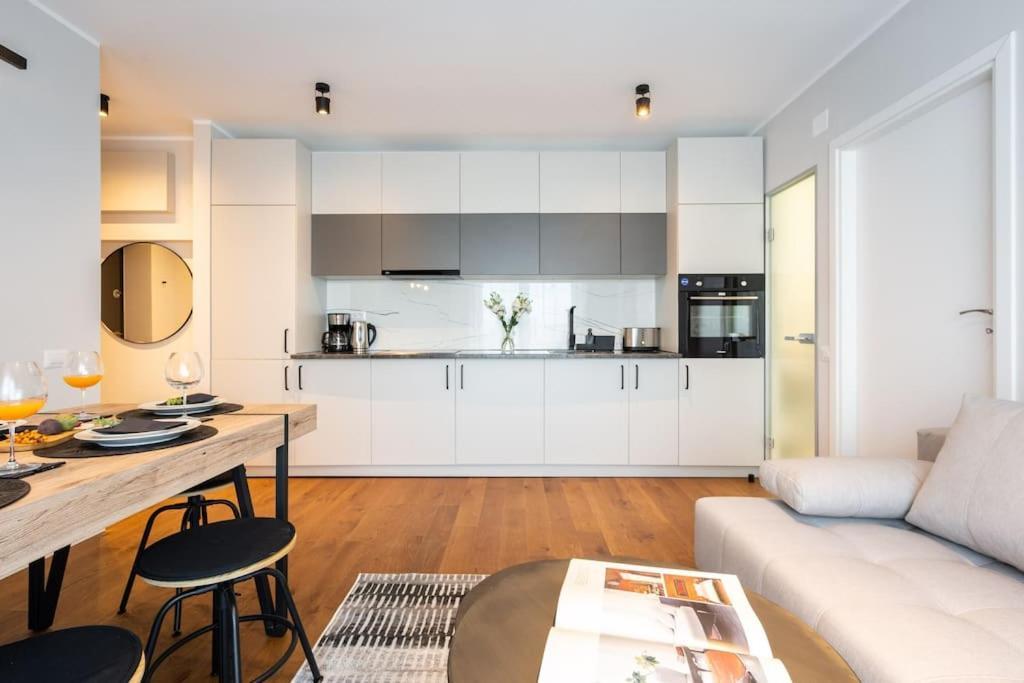 Stunning Views 2Br Midtown Flat - Charming Balcony Appartement Boekarest Buitenkant foto